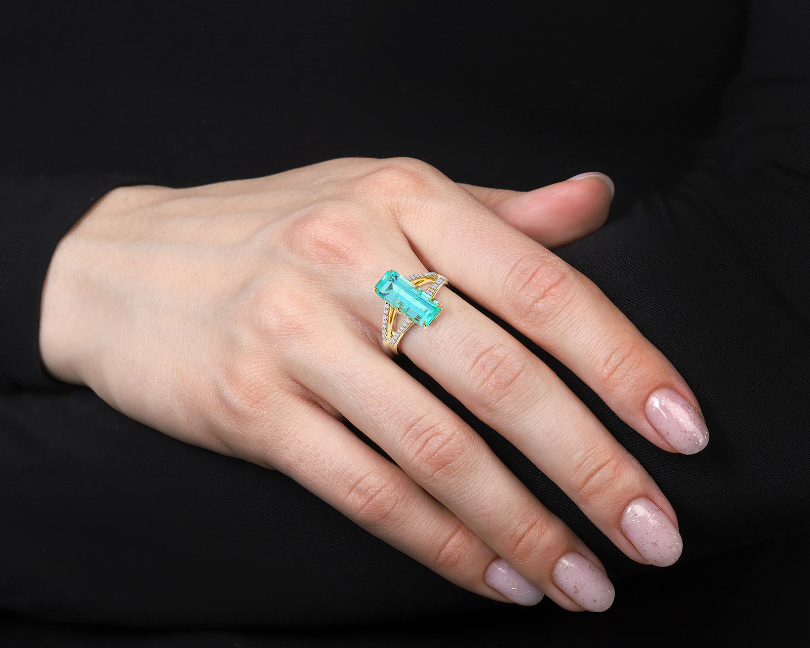 Прекрасное золотое кольцо с изумрудом 2.59ct