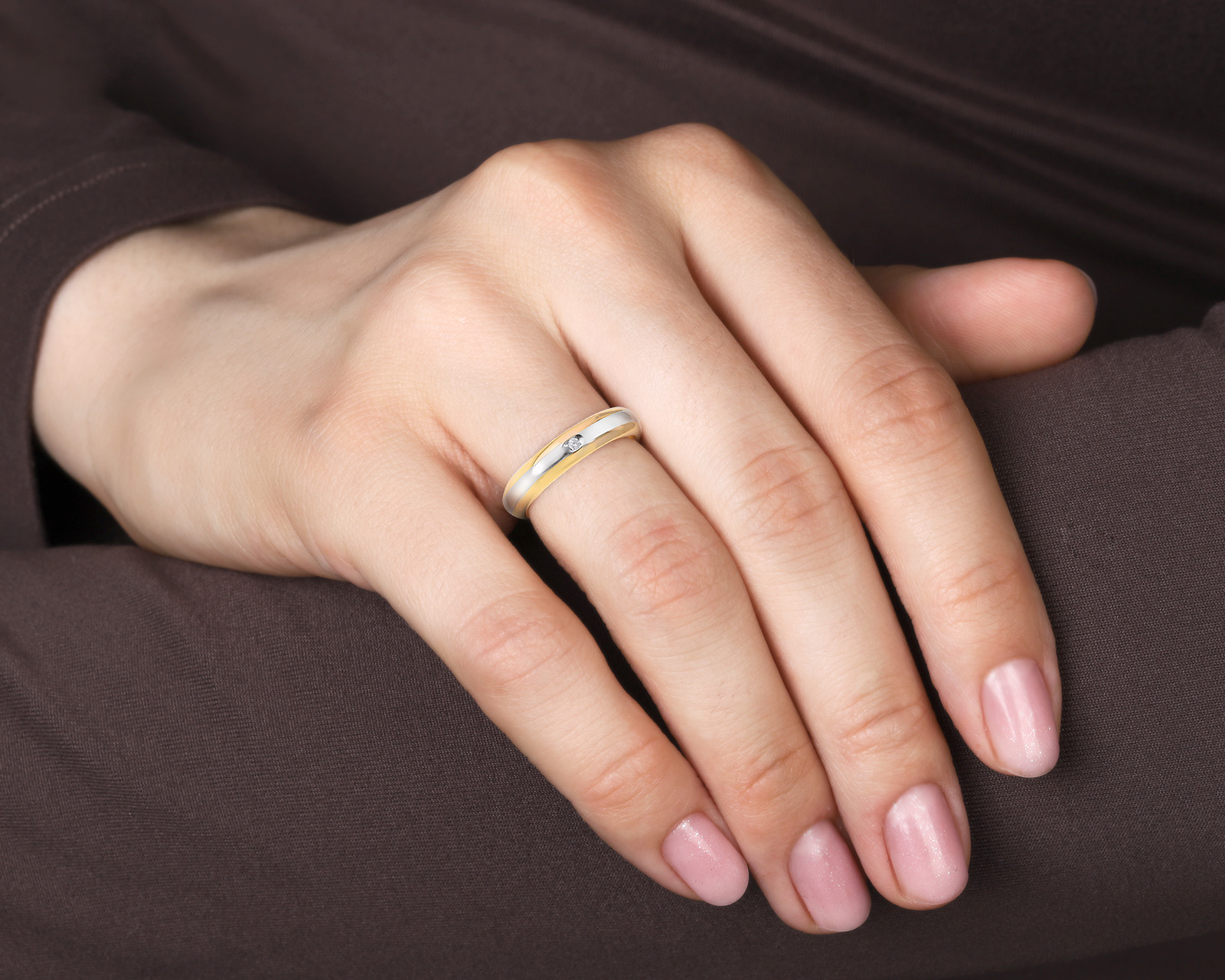 Оригинальное золотое кольцо с бриллиантом 0.01ct Damiani