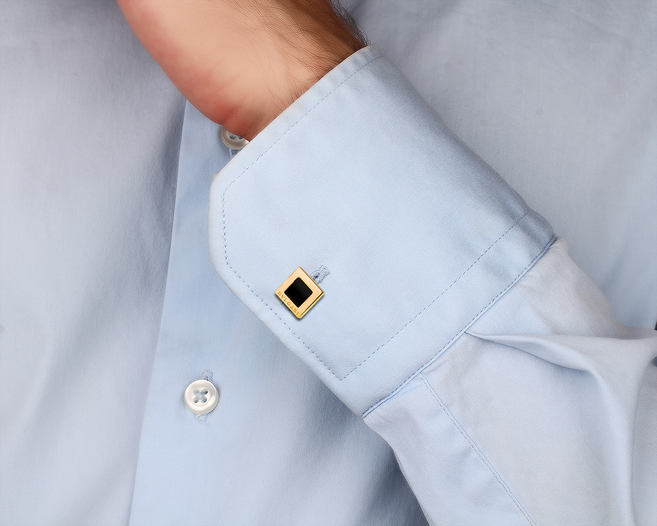 Оригинальные золотые запонки с ониксом Bvlgari