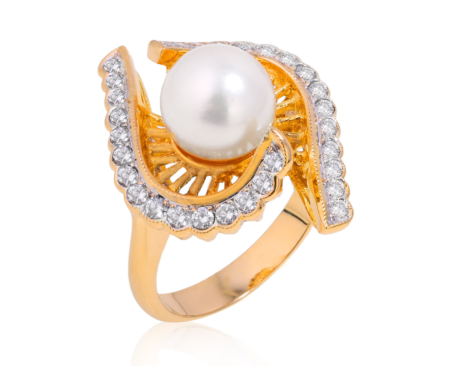 Золотое кольцо с жемчугом 8.40 мм и бриллиантами 0.60ct 260225/2