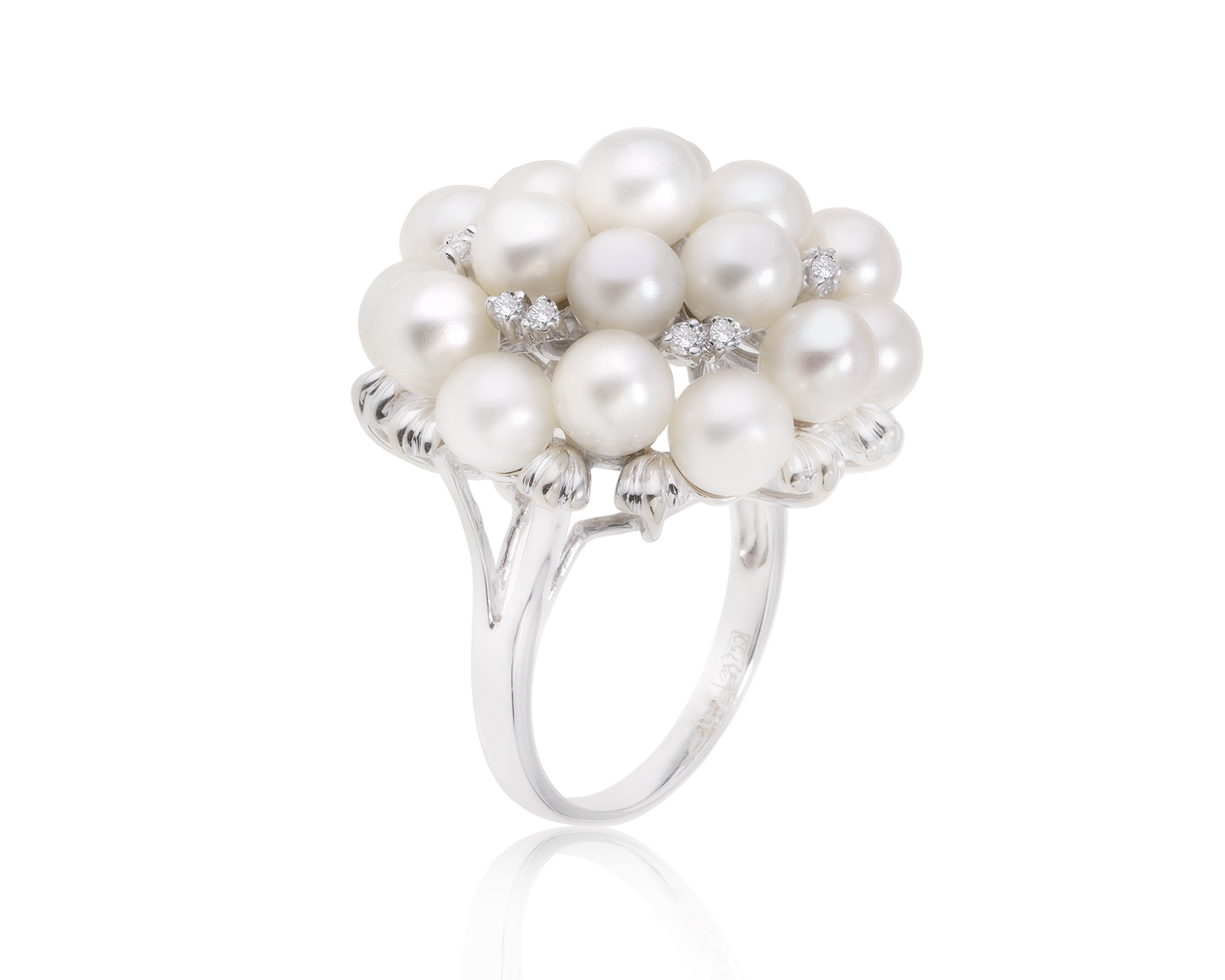 Золотое кольцо с жемчугом и бриллиантами 0.14ct