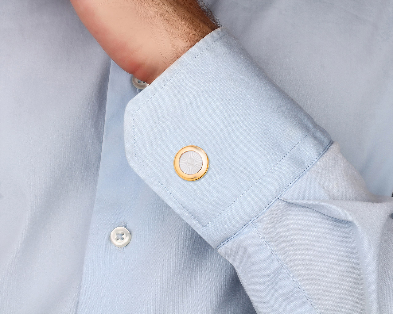 Оригинальные золотые запонки с эмалью Chopard