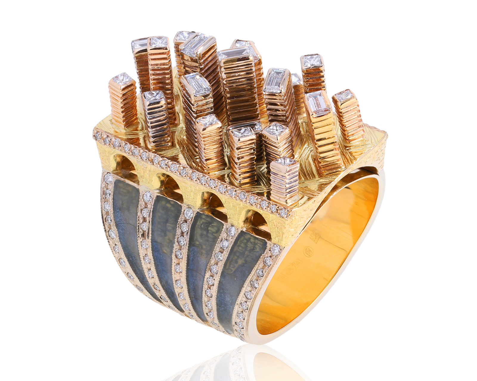 Золотое кольцо с эмалью и бриллиантами 2.26ct