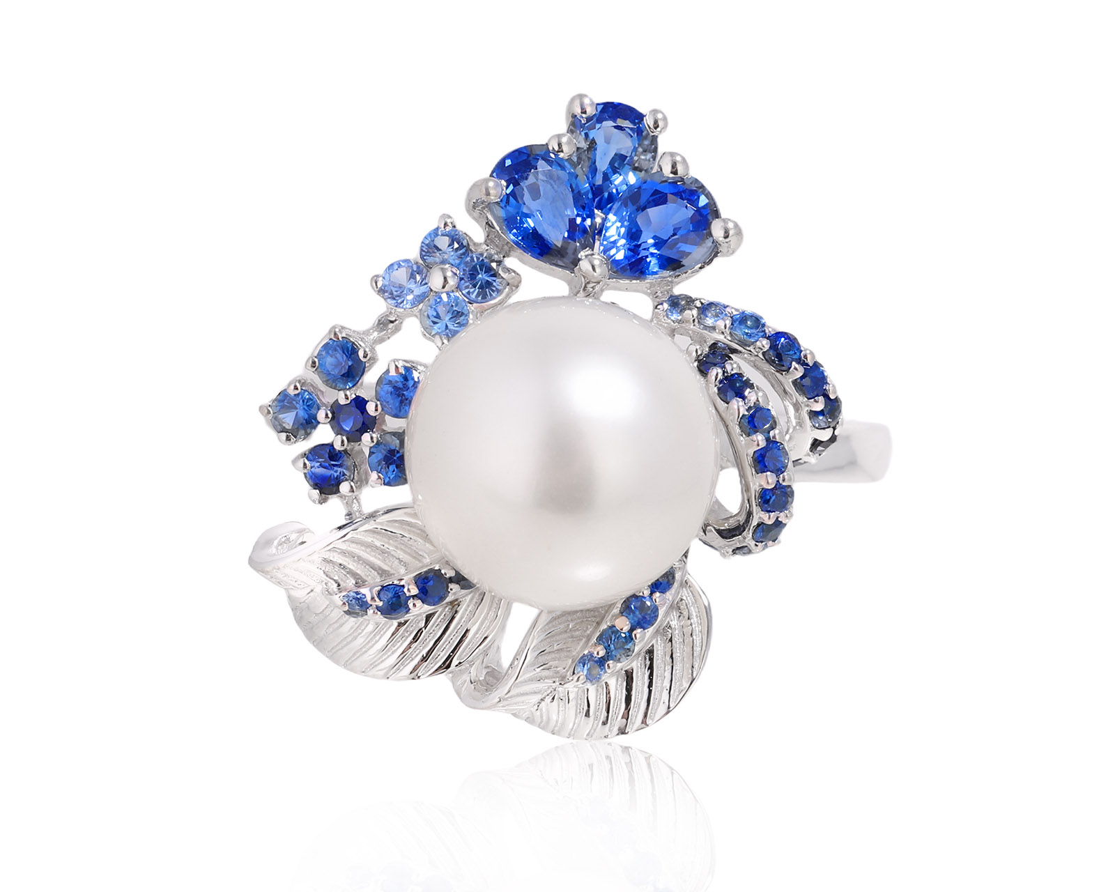 Золотое кольцо с жемчугом 10.20 мм и сапфирами 1.37ct
