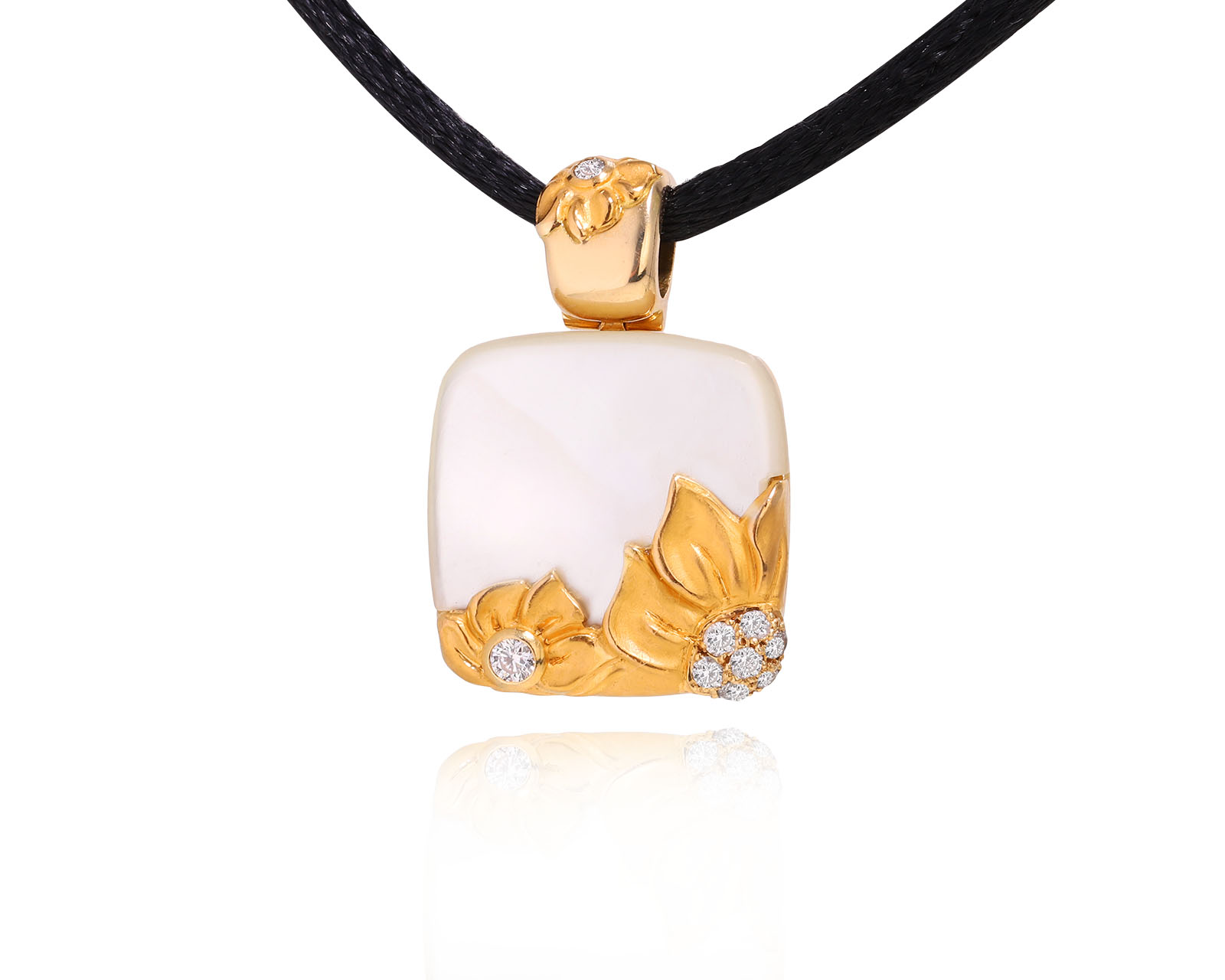 Оригинальная золотая подвеска с перламутром Magerit 240125/3